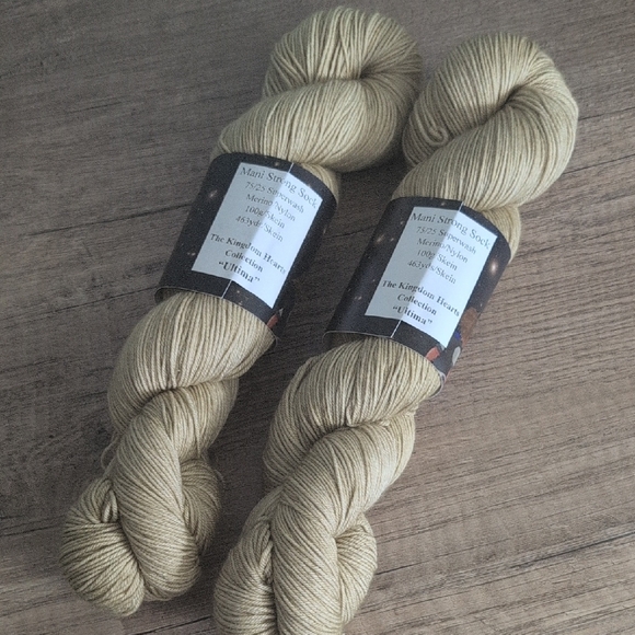 Set of 2 Skeins of Light Golden Fingering Weight Yarn - Picture 5 of 8